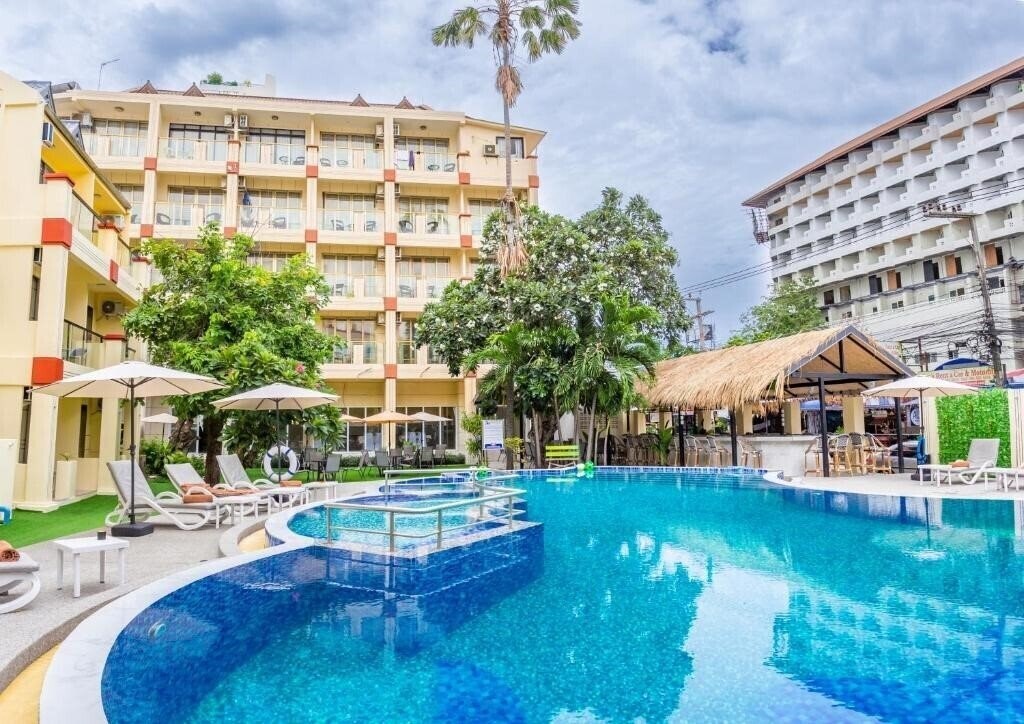 Отель Mermaid Beach Resort 3*
