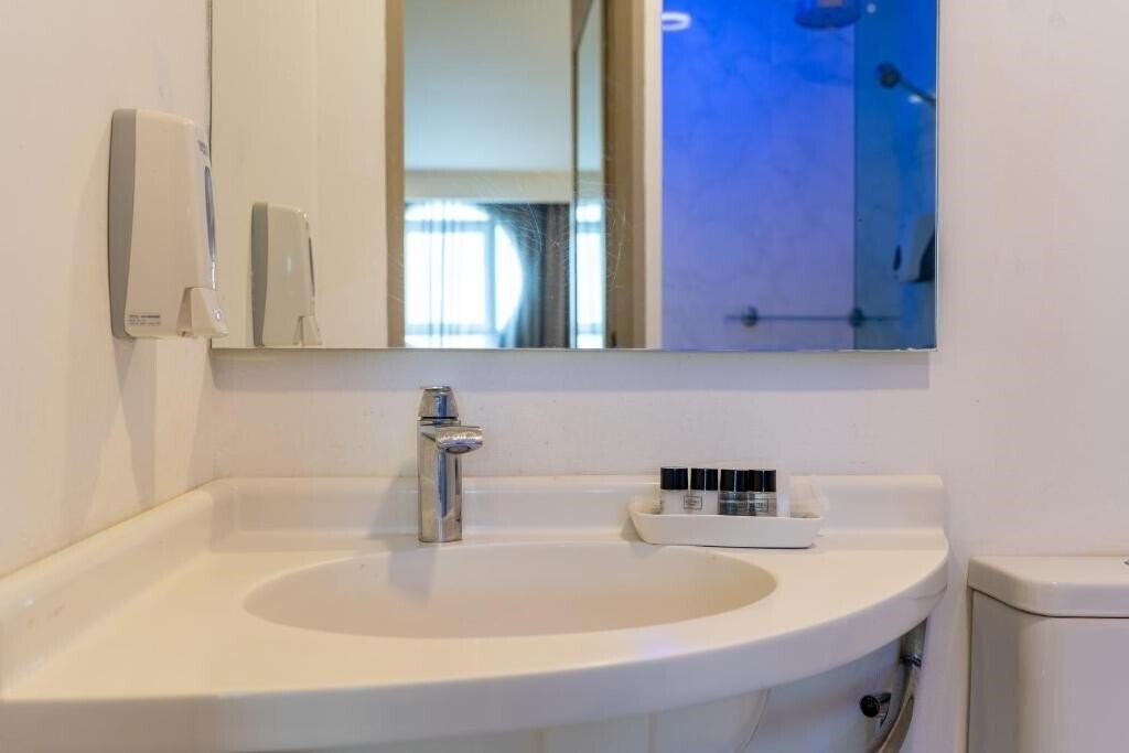 Фото Rodina Beach Hotel (ex. Isawanya Beach Resort) 3*