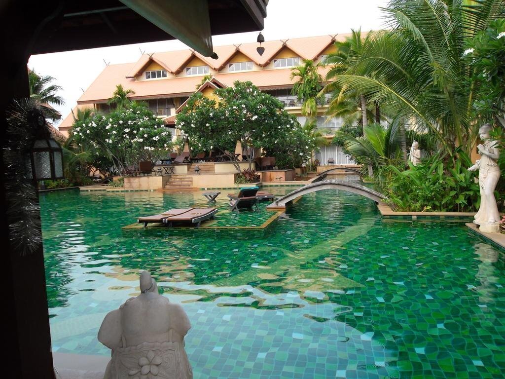 Территория Villa Thongbura Pattaya Thailand вилла