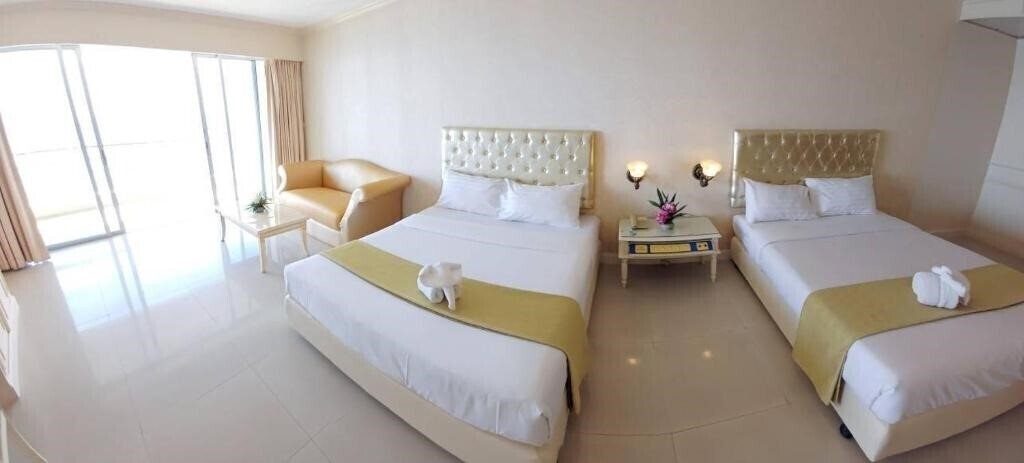 Территория Adriatic Palace Pattaya 4*