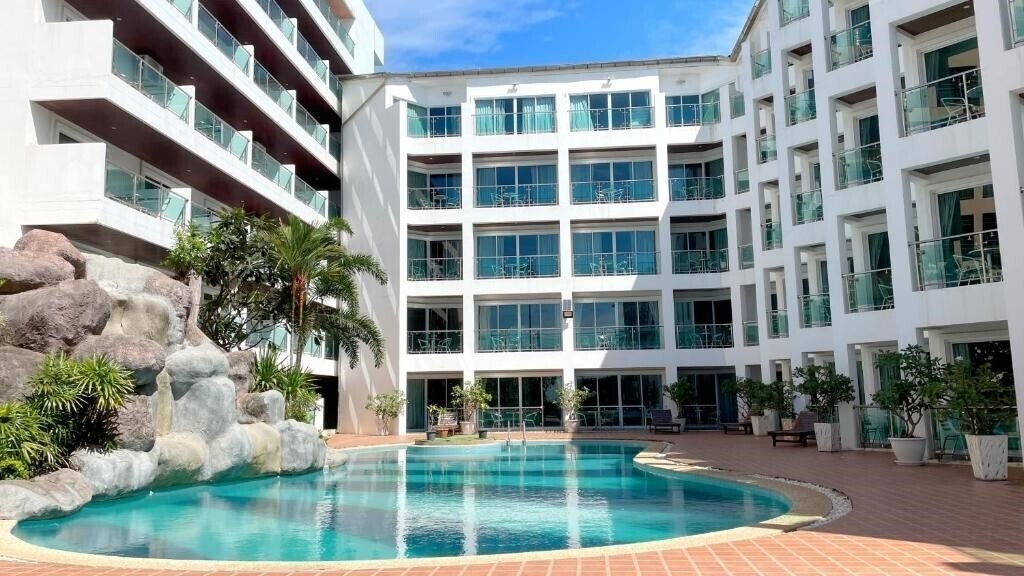 Фото Dragon Beach Hotel Pattaya Main Wing 3*