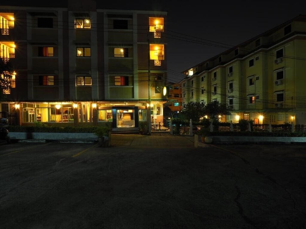 Территория Golden Villa Pattaya 3*