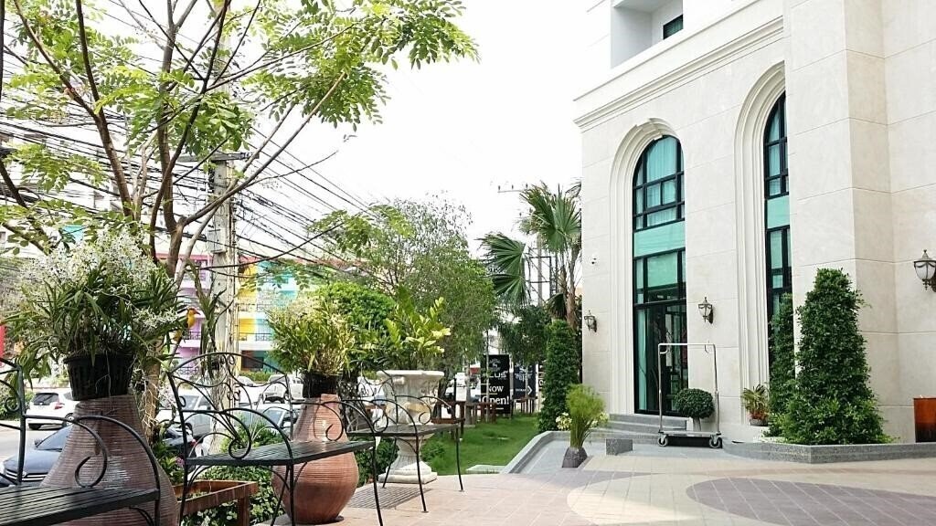 Территория SN Plus Hotel 4*