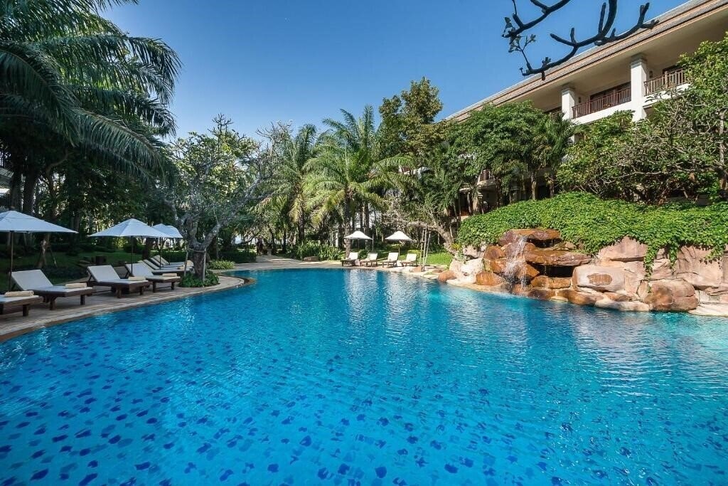 Отель Ravindra Beach Resort 5*