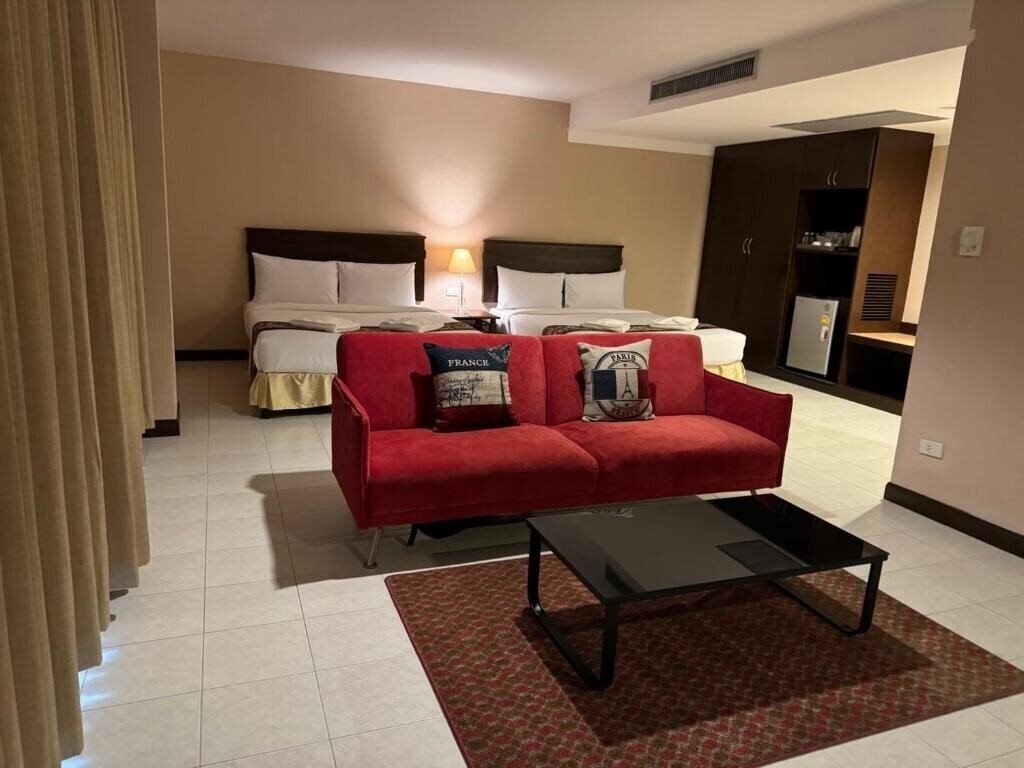 Апартаменти Crown Pattaya Beach Hotel 3*