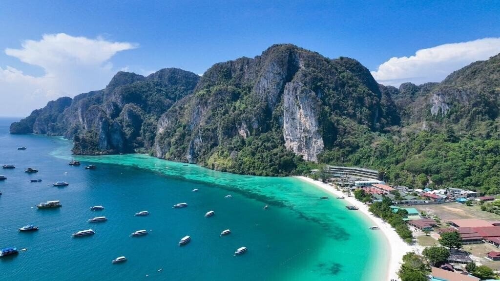 Панорама Phi Phi Cliff Beach Resort 3*