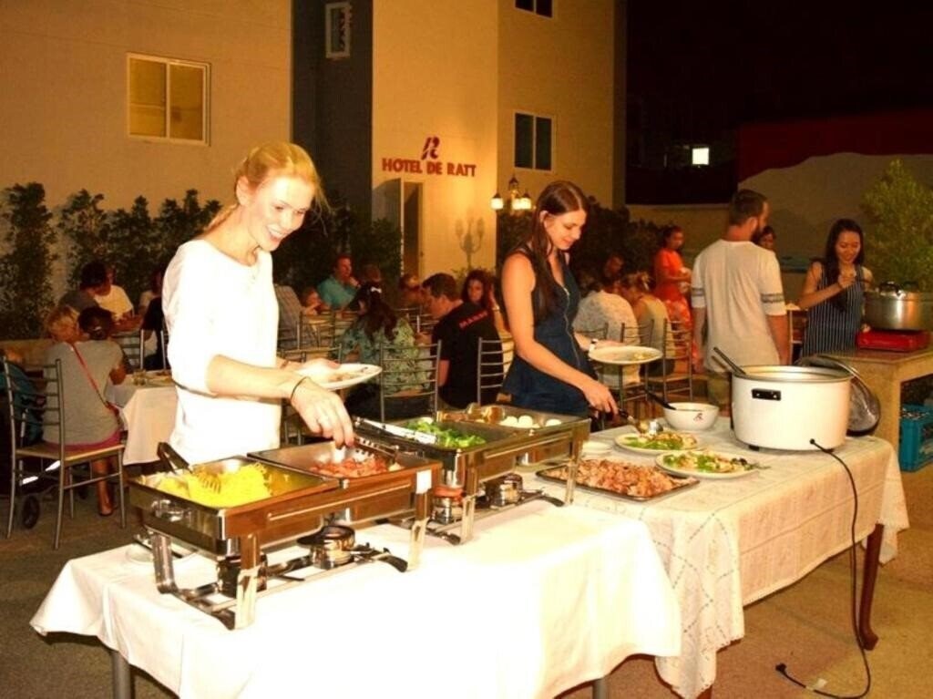 Территория Hotel De Ratt 2*