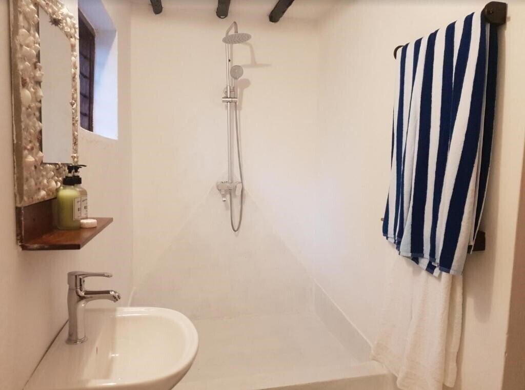 Фото Kilimani Kwetu Beach Hotel 3*