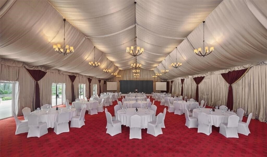 Территория Hyatt Regency Dar Es Salaam The Kilimanjaro 4*