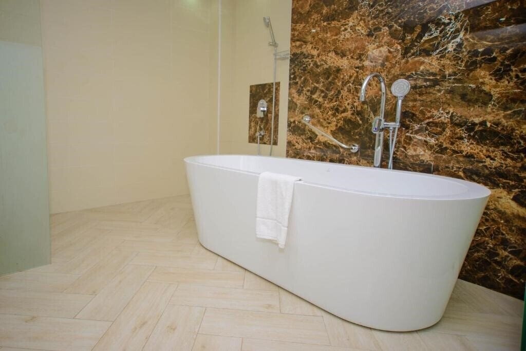 Апартаменты Holiday Inn Dar Es Salaam 4*