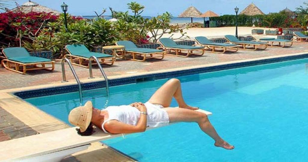 Отель Beachcomber Hotel Resort 3*