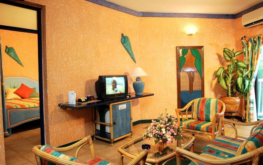 Вид Beachcomber Hotel Resort 3*