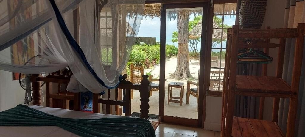 Панорама Driftwood Beach Lodge 3*