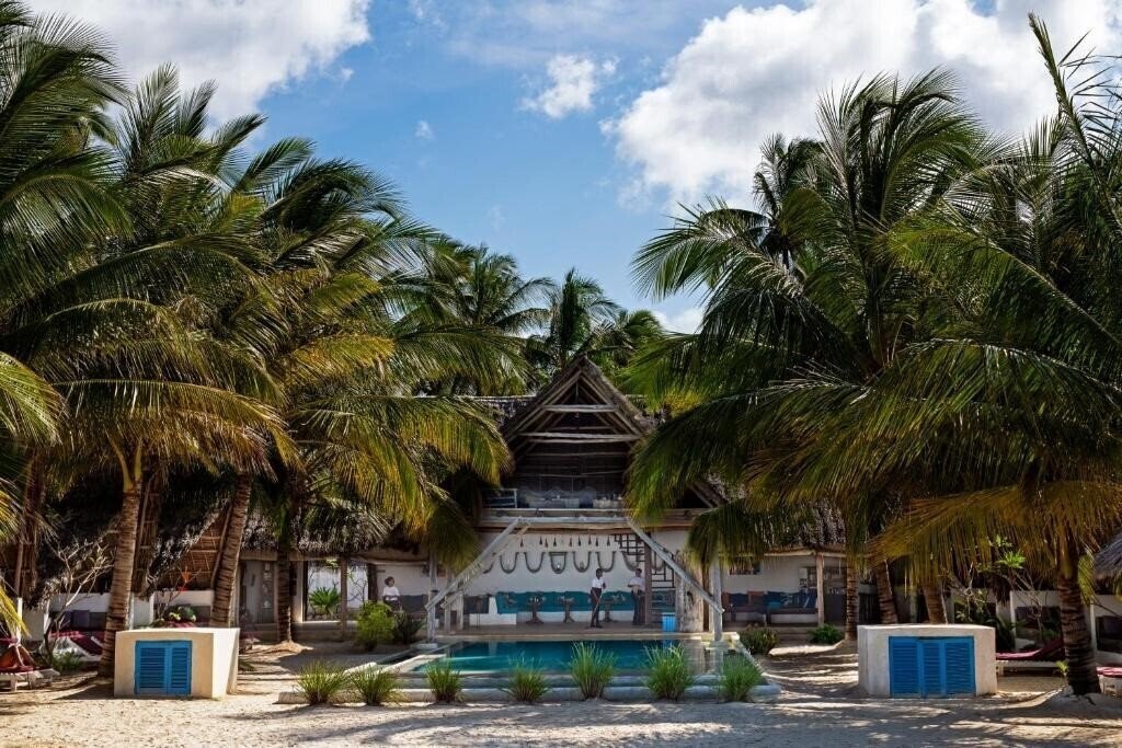 Отель Nur Beach Resort 3*