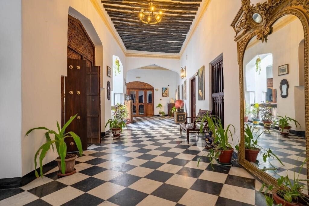 Панорама Dhow Palace Hotel (ex. Dhow Palace) 4*