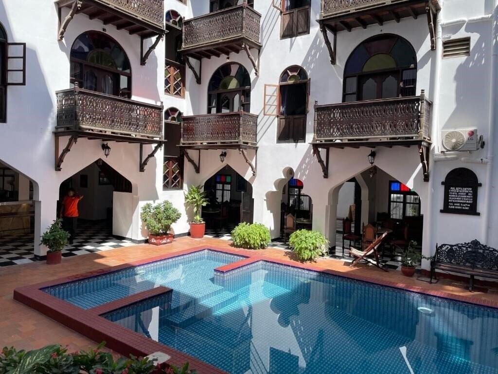 Фото Dhow Palace Hotel (ex. Dhow Palace) 4*