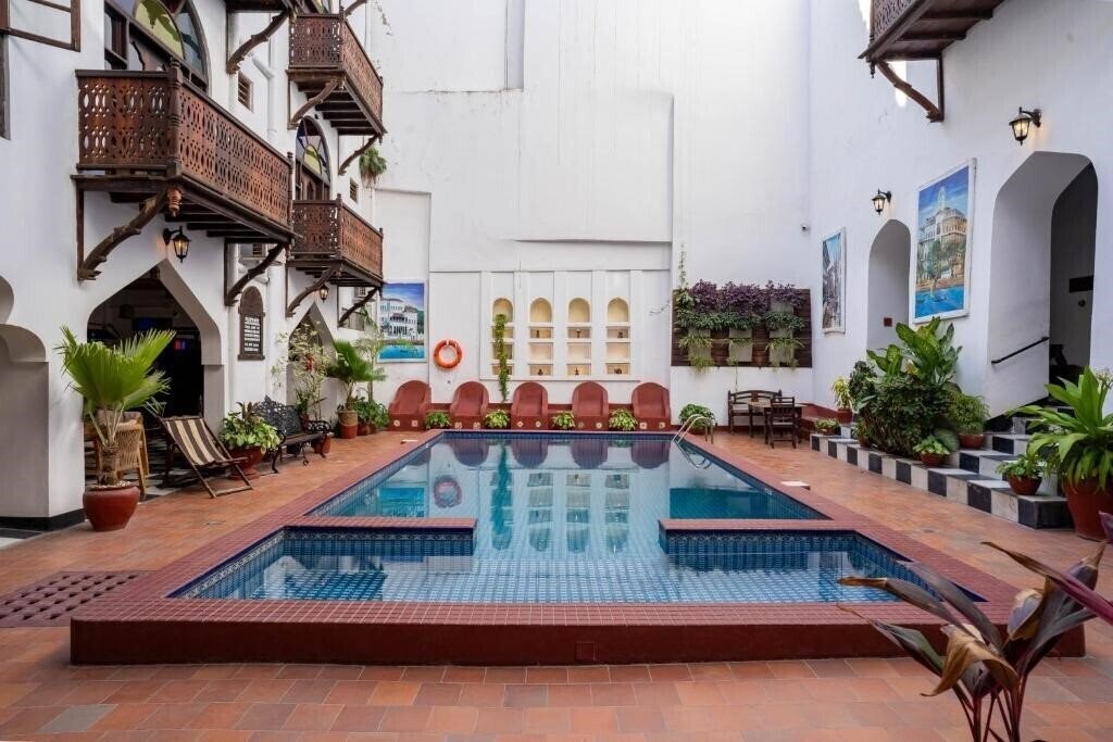 Картинка Dhow Palace Hotel (ex. Dhow Palace) 4*