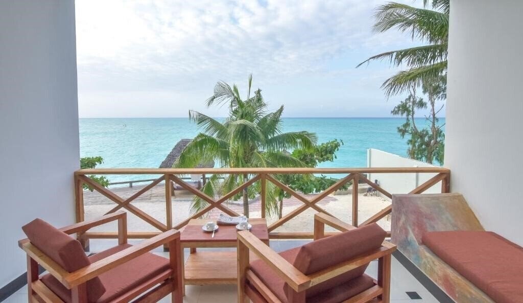 Панорама Mnarani Beach Cottages 4*