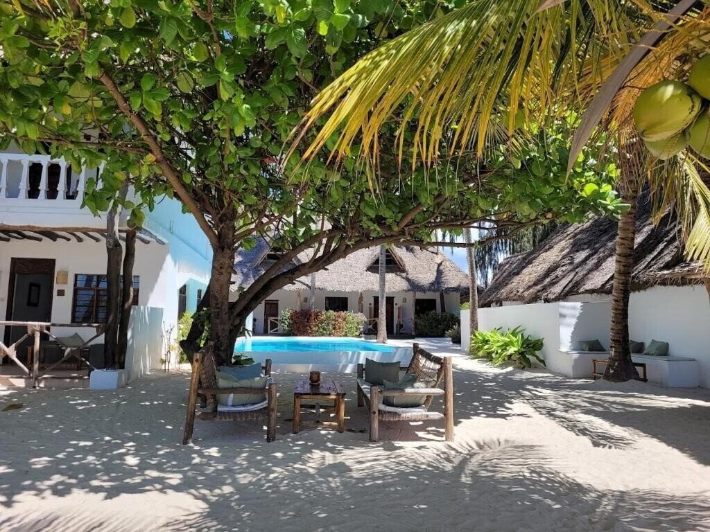 Отель Makuti Beach Bungalows 4*