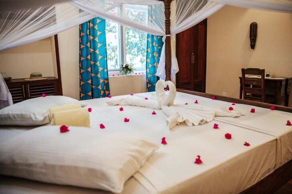 Панорама Mambo Beach Villas 3*