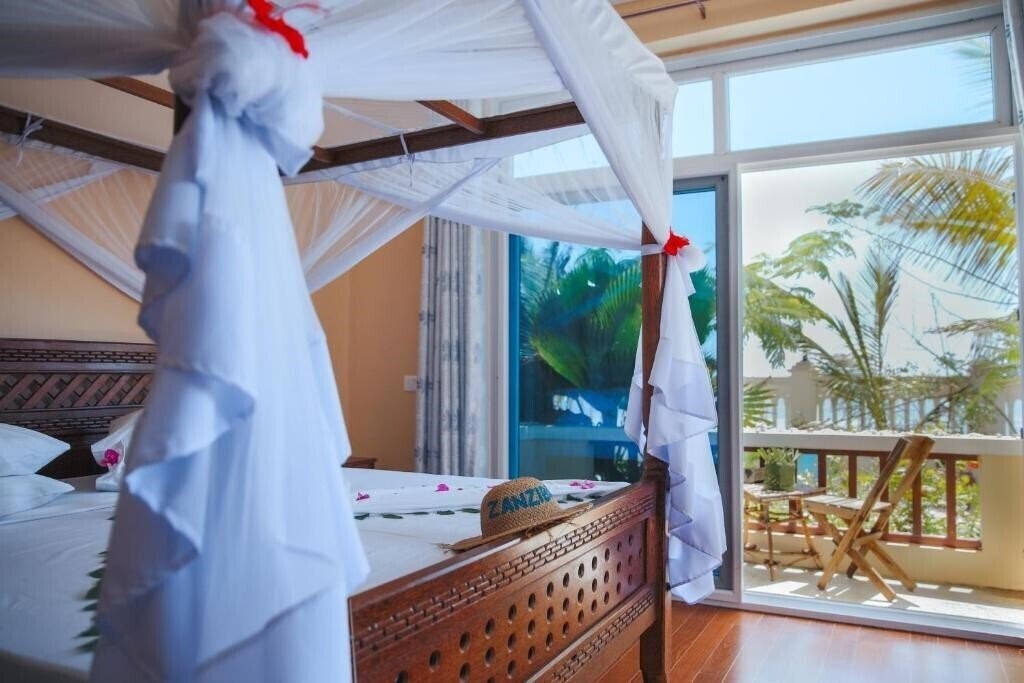 Вид Mambo Beach Villas 3*