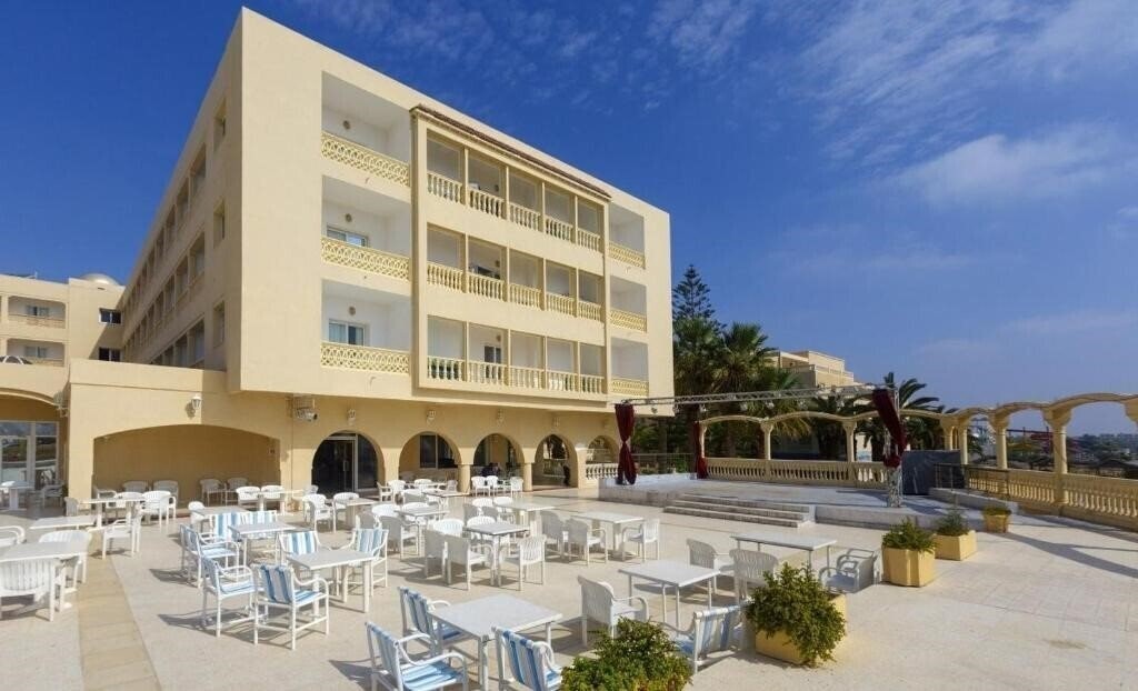 Отель Les Colombes 3*