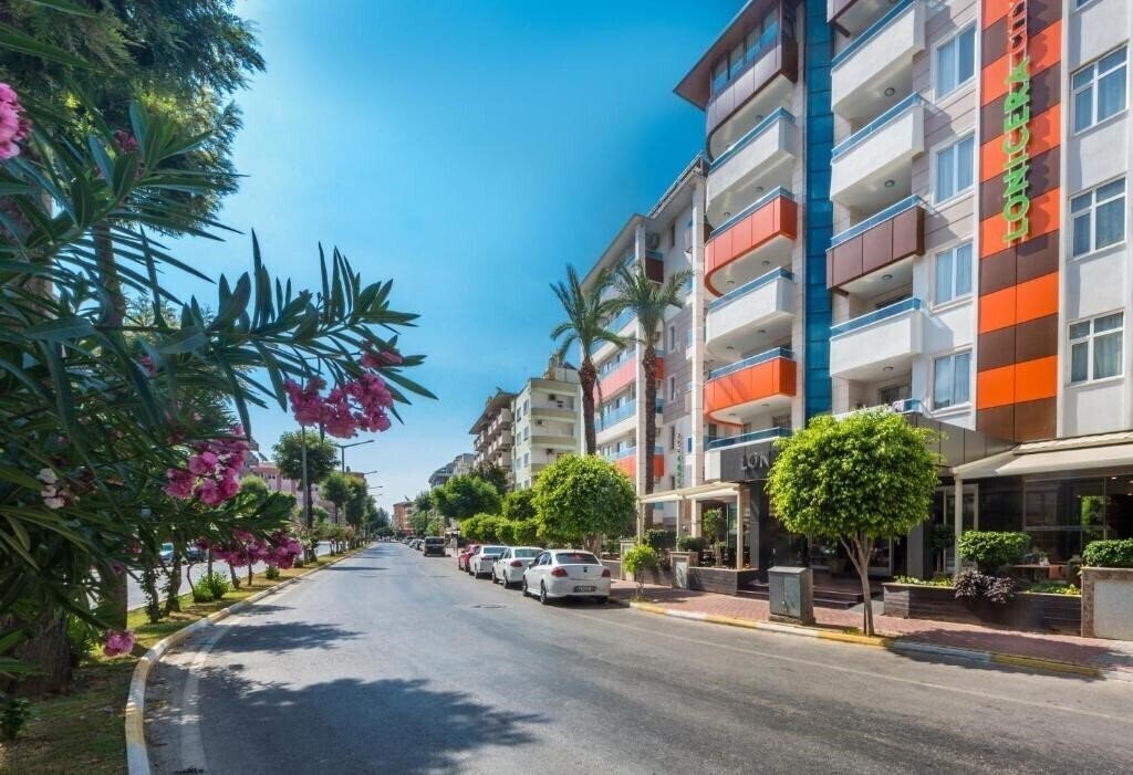 Территория Lonicera City Hotel 3*