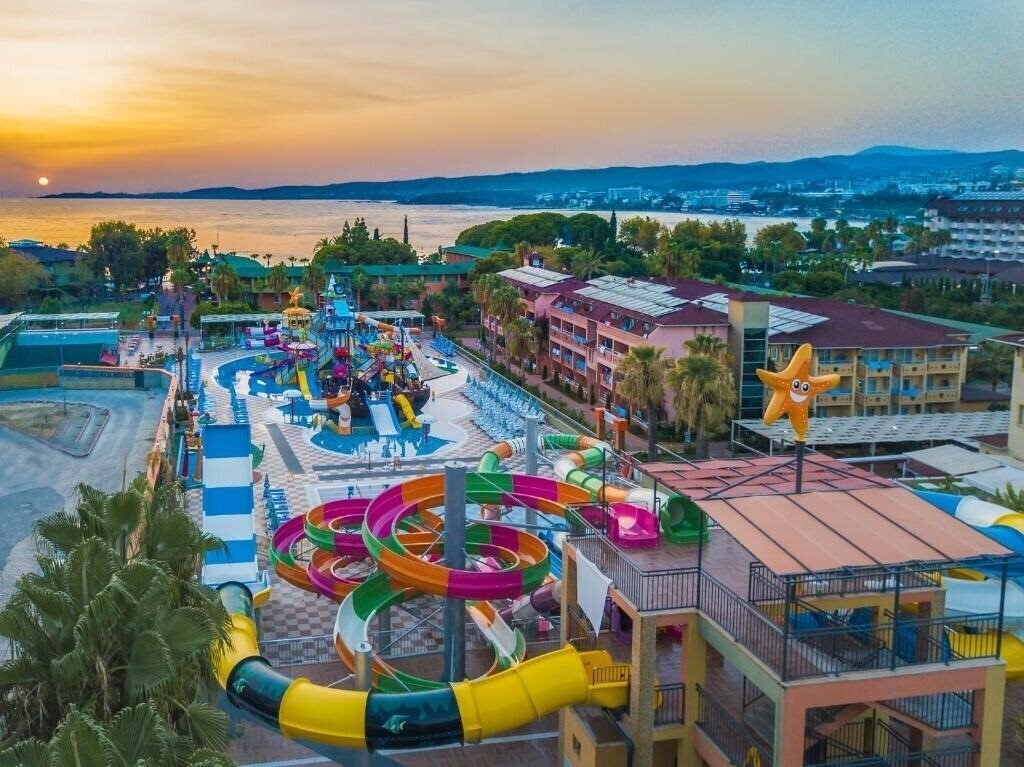 Панорама Lonicera World 4*