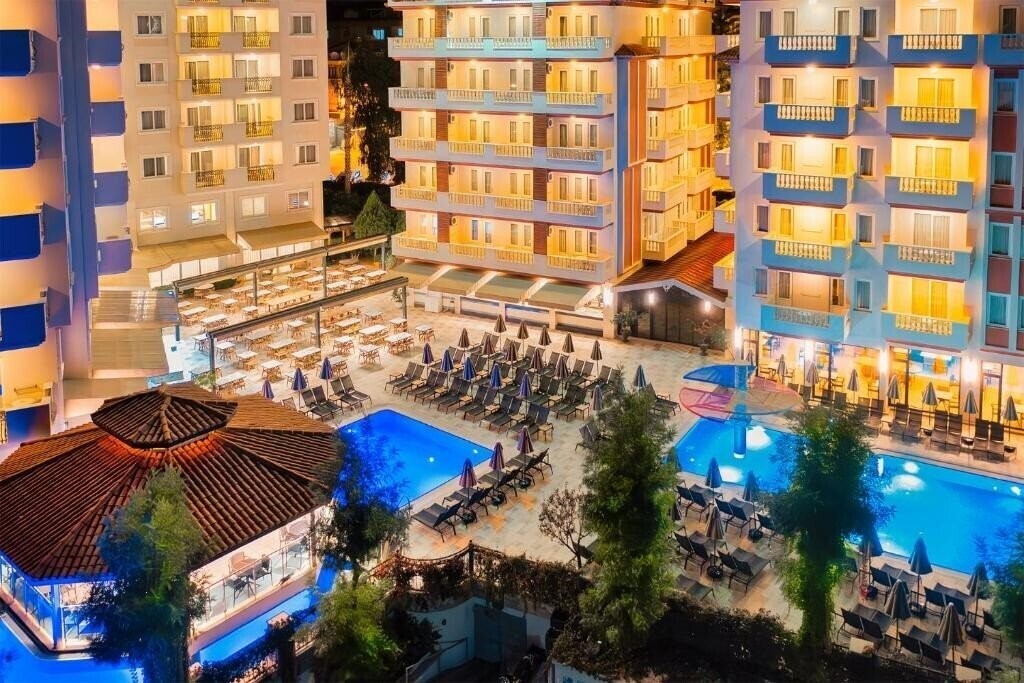 Отель Villa Sun Flower Hotel (ex. Villa Sunflower Aparts & Suites) 4*