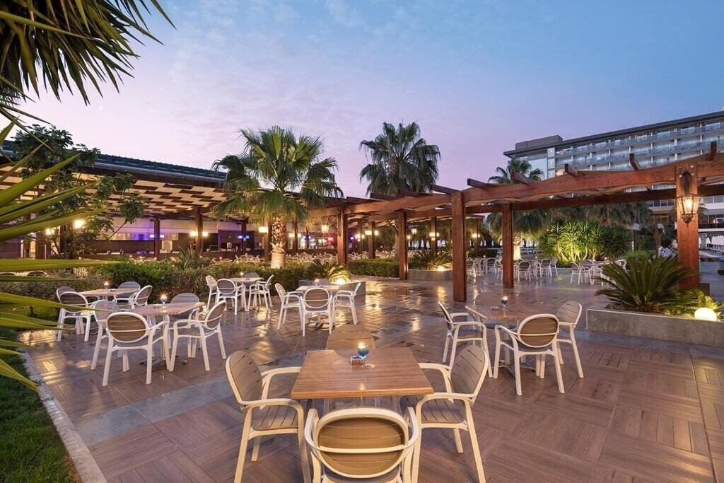 Апартаменти Royal Garden Beach Hotel (ex. Royal Garden Select & Suite Hotel) 5*