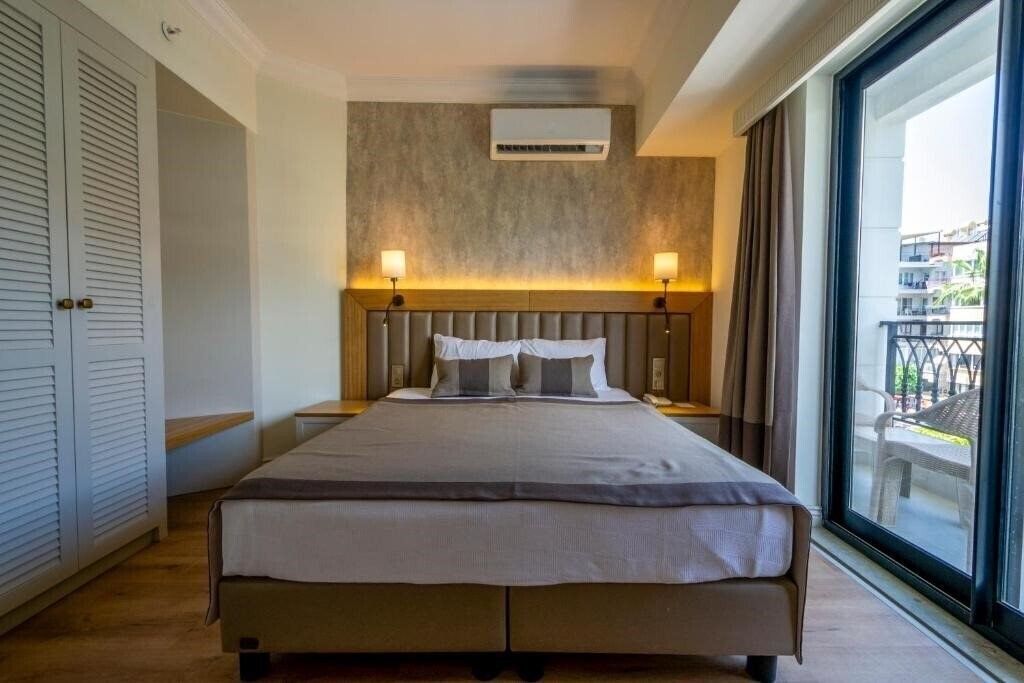 Панорама De'Manor Hotel (ex. De Manor Boutique Hotel, DeManor Hotel Adult Only, Blue Island Hotel, Plaza Hotel) 3*