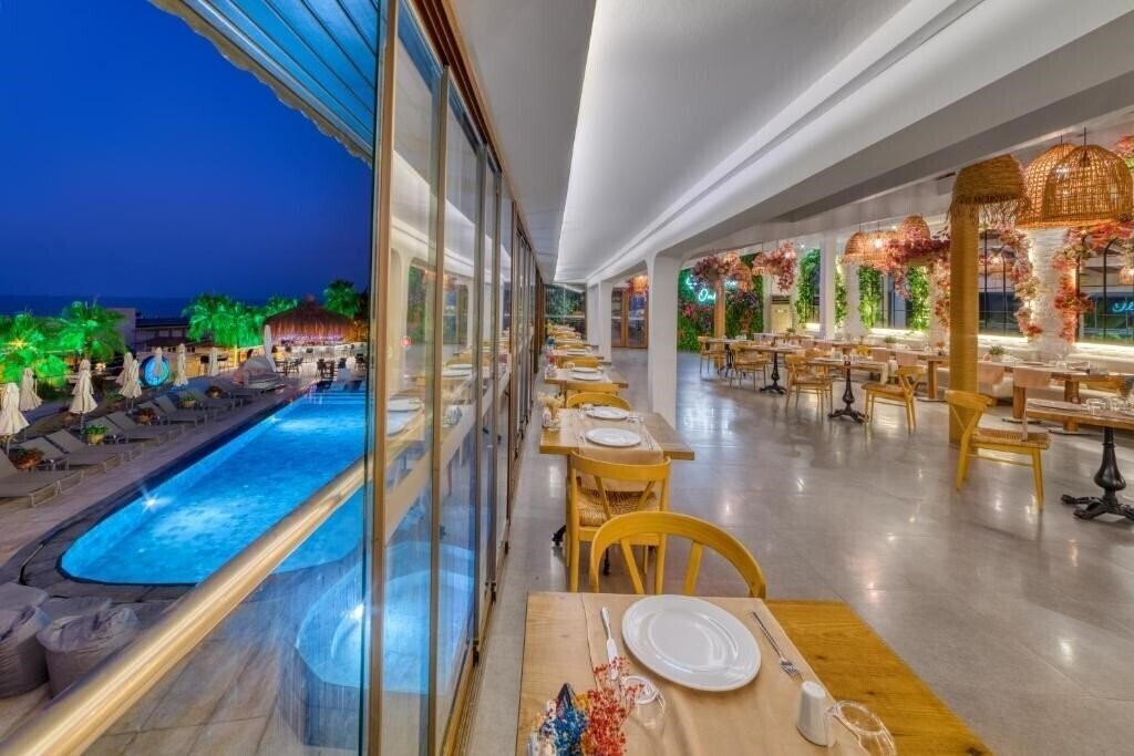 Вид Illusion Beach Club Hotel 4*