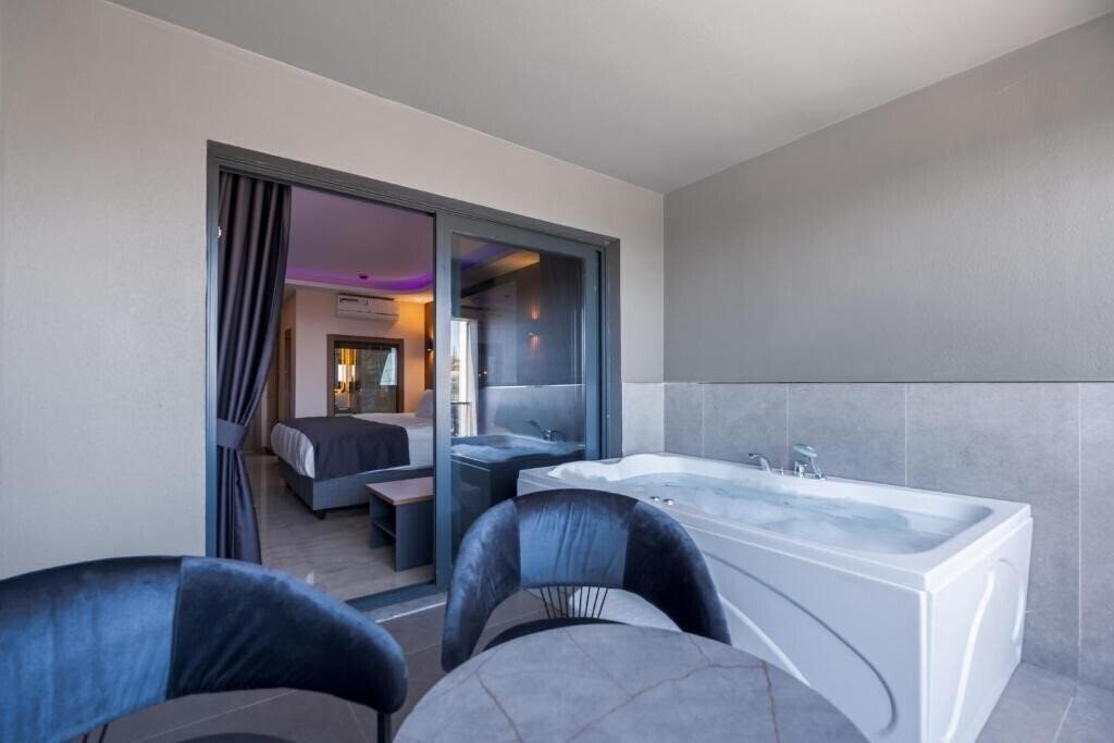 Вид Robin Hood Hotel 4*