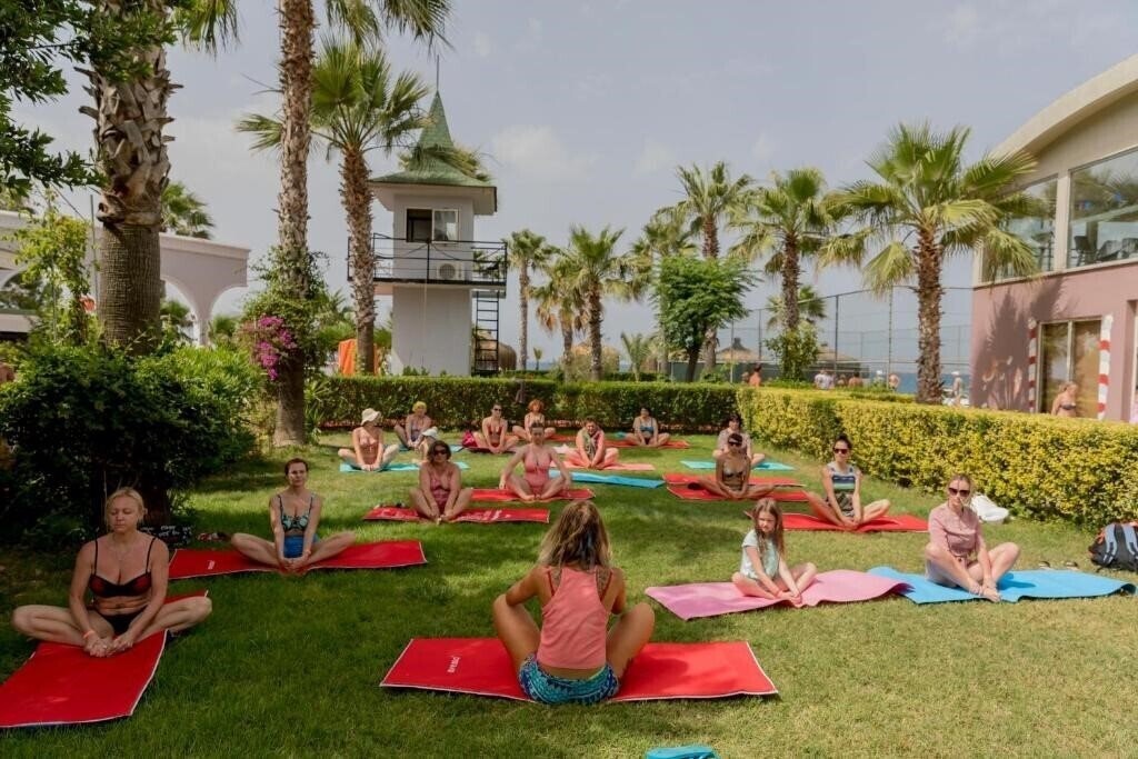 Апартаменты Holiday Garden Resort 5*