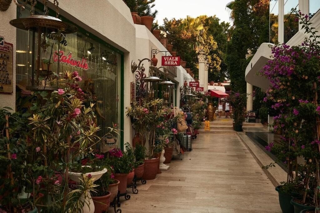 Апартаменти Club Hotel Sera 5*