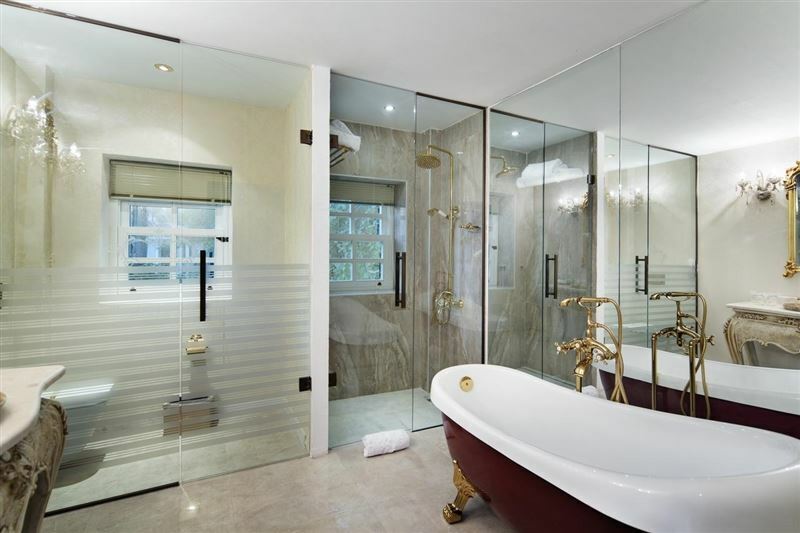 Апартаменти Elegance East Hotel 4*