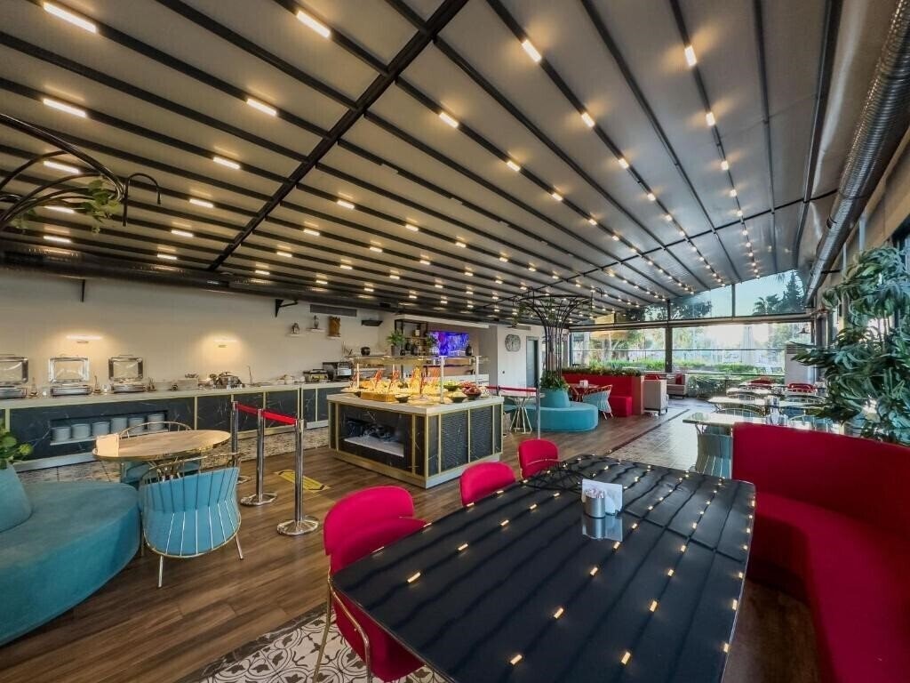 Панорама Leaf Port Hotel 3*