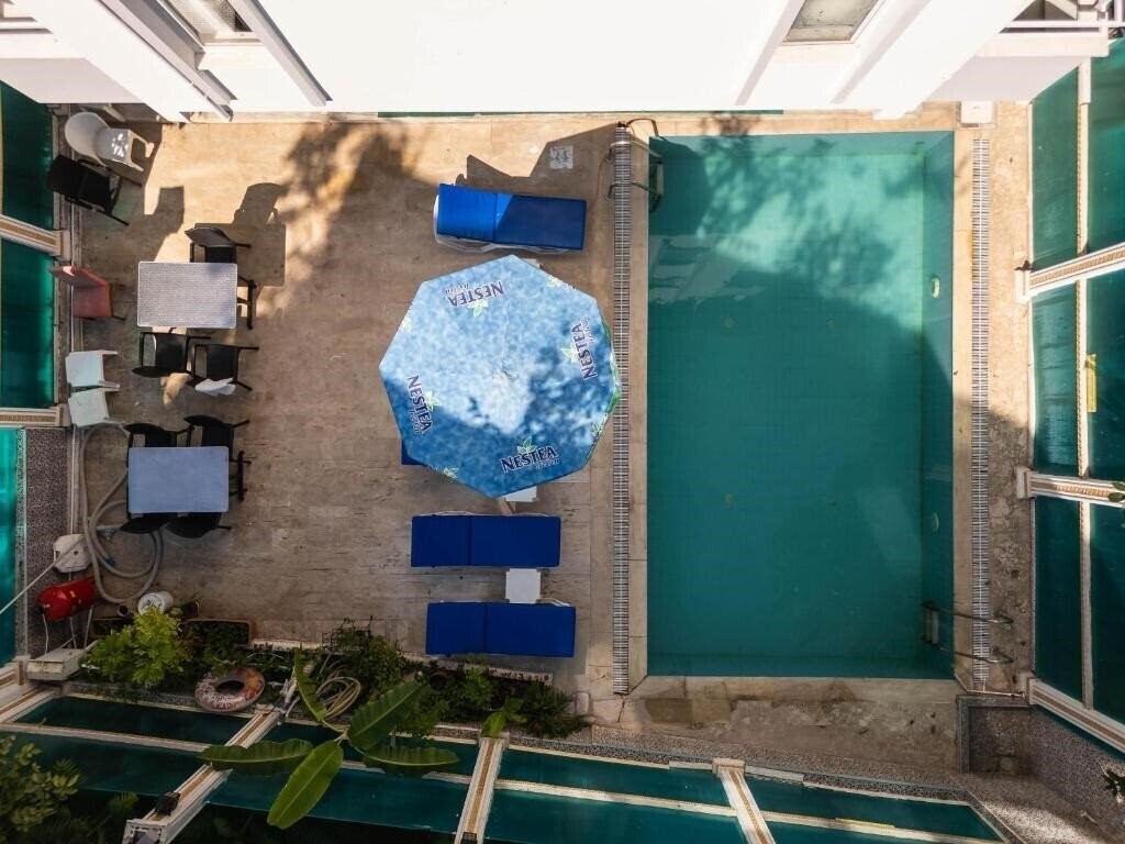 Территория Behram Hotel 2*