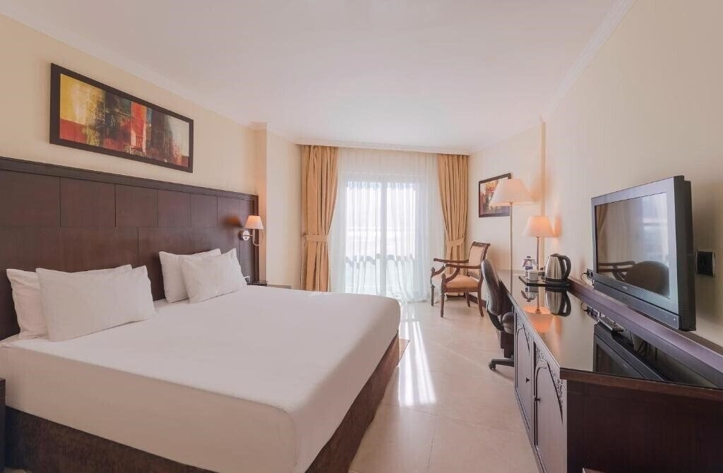 Территория Crowne Plaza Antalya by IHG 5*