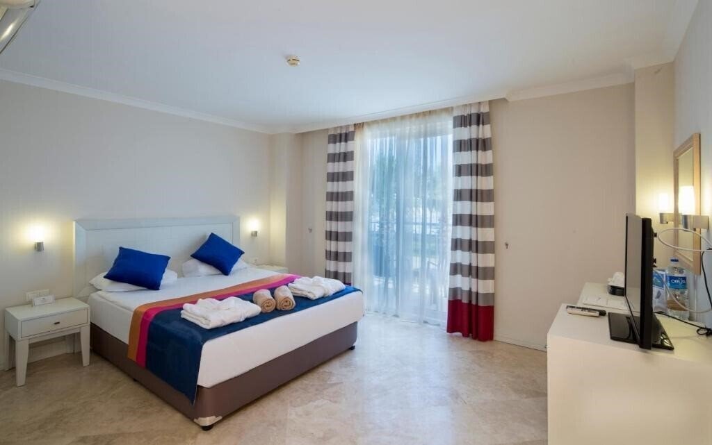 Вид Crystal Boutique Beach Resort 5*