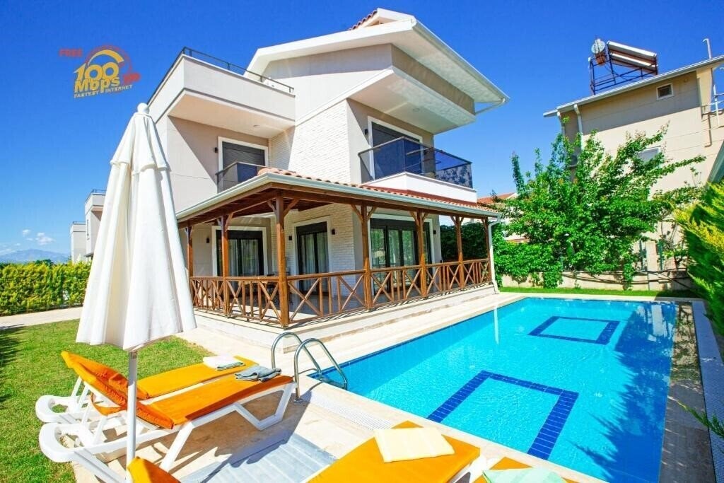 Отель Paradise Town Villa Lisa 3*