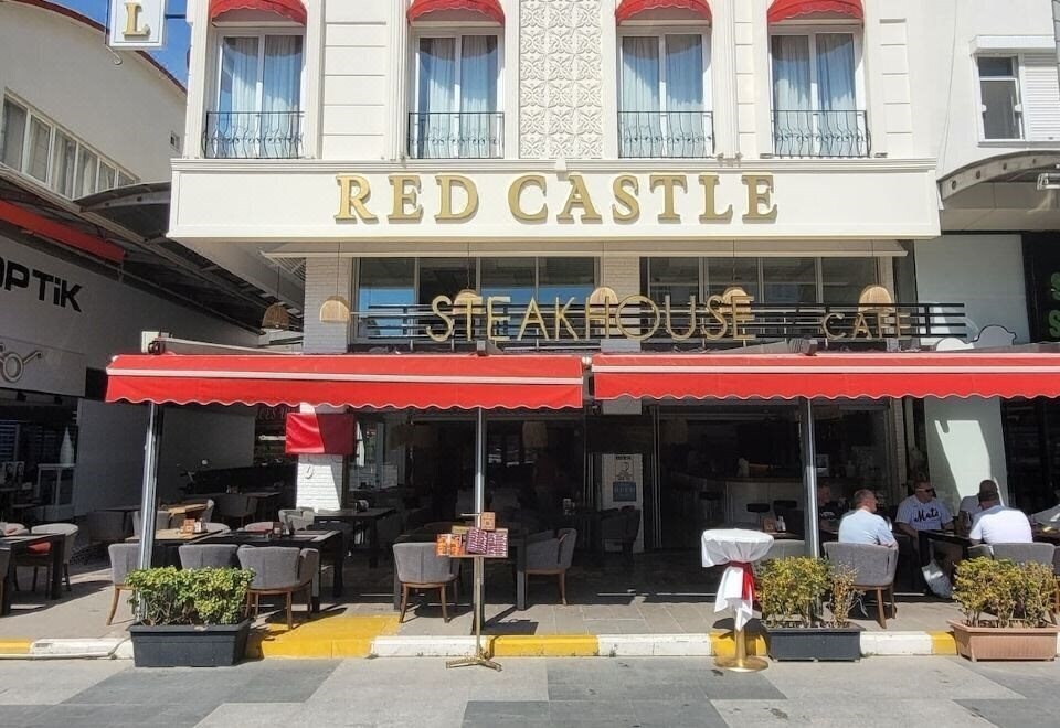 Апартаменты Red Castle Hotel & Pub 3*