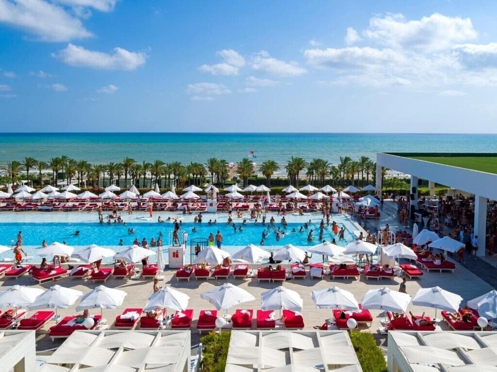 Территория Adam & Eve Hotel 5*