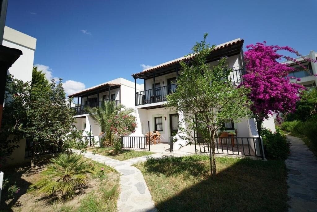 Територія Salinas Beach Hotel 3*