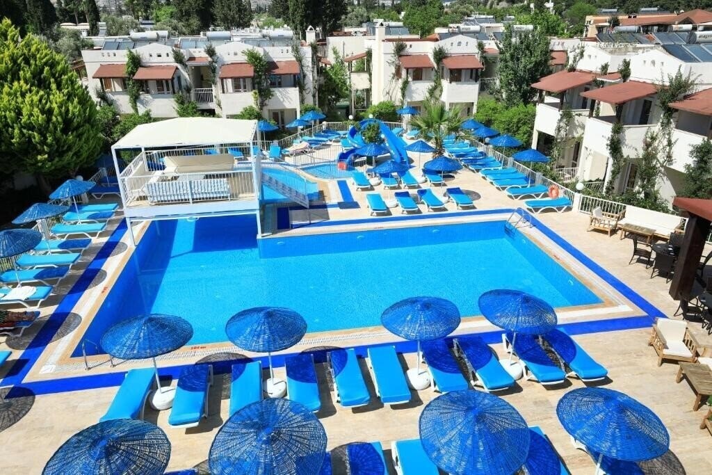 Территория Summer Garden Suites & Beach Hotel 3*