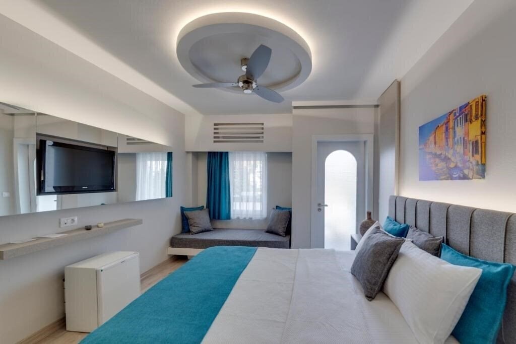 Вид La Brezza Suite & Hotel 3*