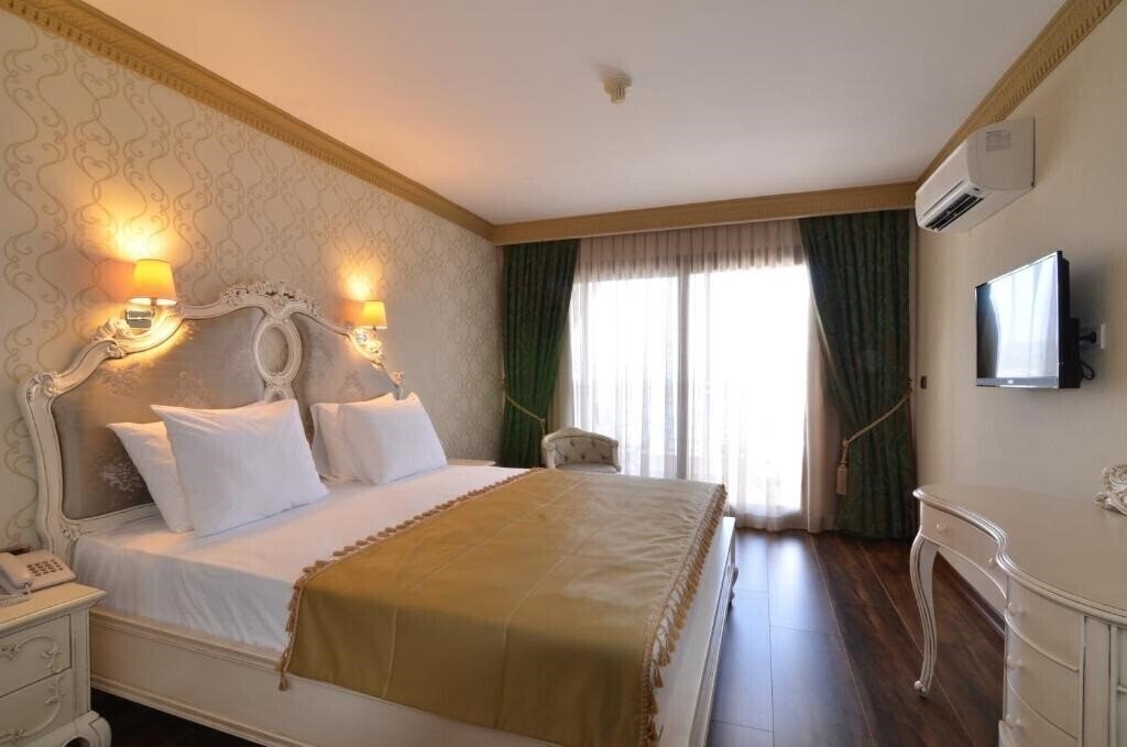 Територія Azka Hotel 5*
