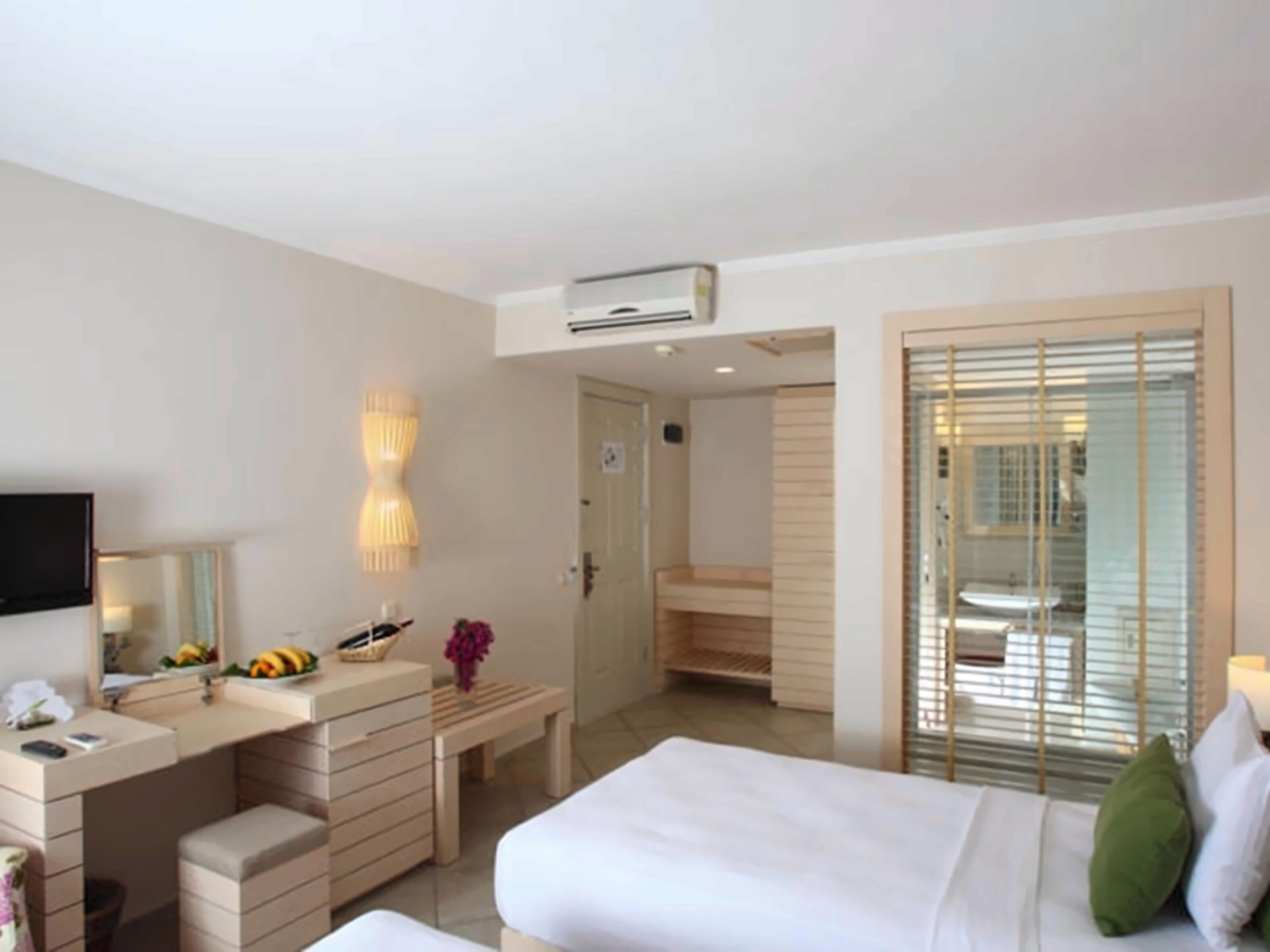 Вид Zeytinada Hotel 4*