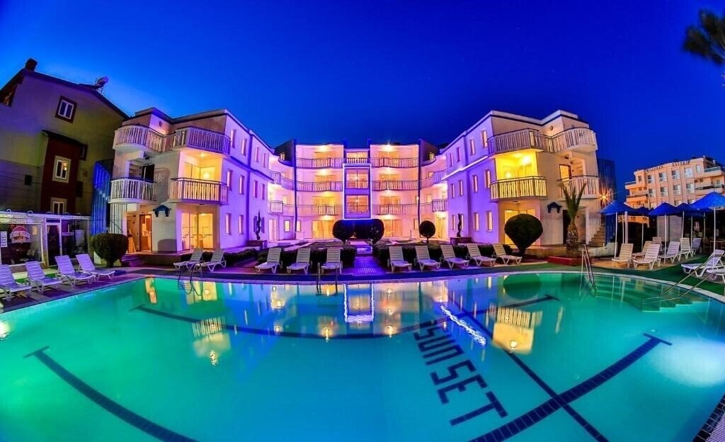 Готель Sunset Village 2*