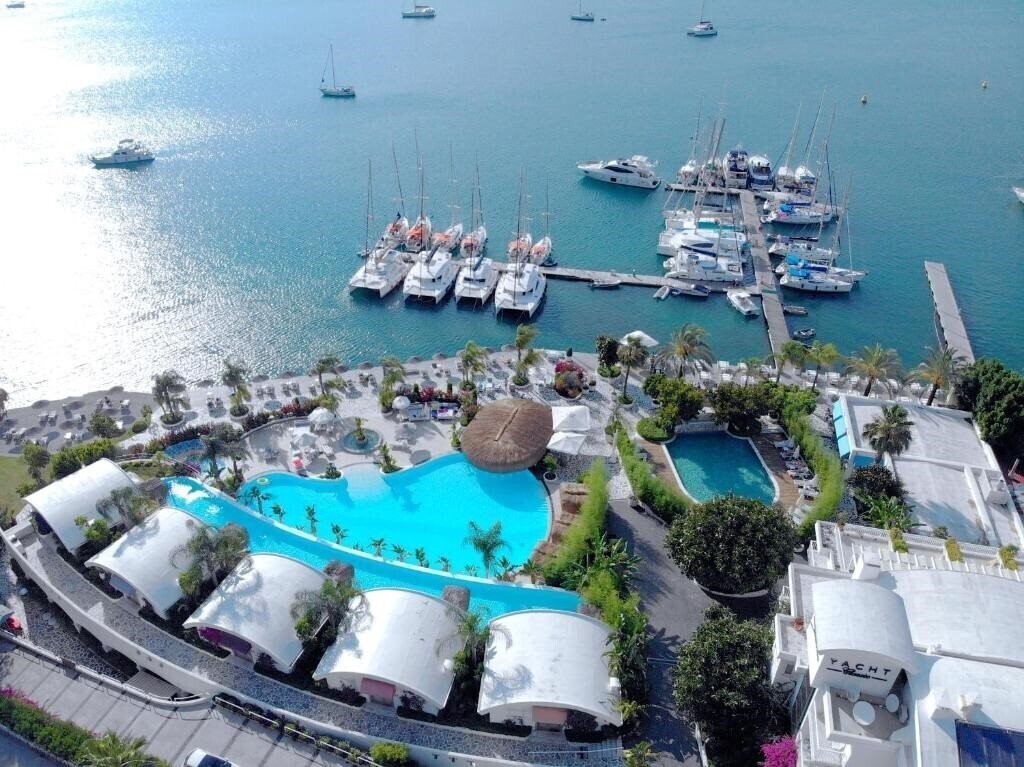 Апартаменти Yacht Classic Hotel 4*
